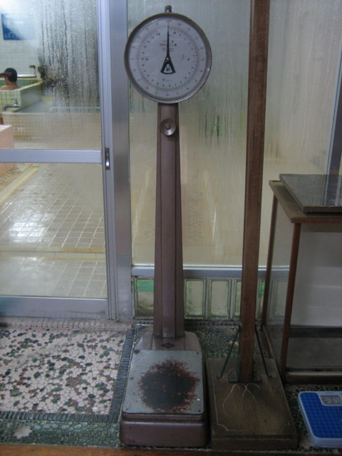  古いが結構正確な体重計。台座が歴史を物語っている。