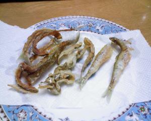 剥いだ皮は、型の小さいチカと一緒にから揚げに