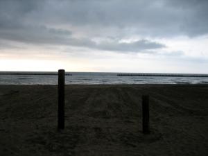 雨降り前の海水浴場|Copyright (C) Kazuo Yamamoto 雨降り前の海水浴場|Copyright (C) Kazuo Yamamoto