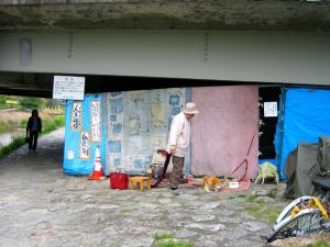 橋のたもとのダンボールハウス|Copyright (C) Kazuo Yamamoto 橋のたもとのダンボールハウス|Copyright (C) Kazuo Yamamoto