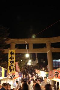 大勢の子供達が走りまわる境内 大勢の子供達が走りまわる境内