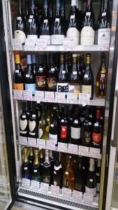 自然派ワインの売り場、がんばっています!