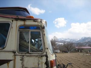 廃バスと手稲山|Copyright (C) Kazuo Yamamoto