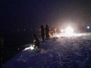 発電機と照明で活気づく釣り場