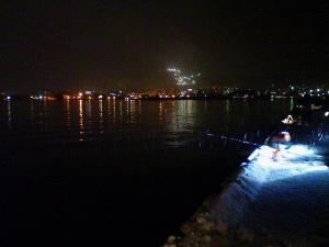 天狗山スキー場のナイターを背景に