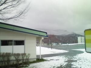 遠くの山にうっすら雪が