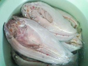 背開きにしてから塩水に漬けまして、 背開きにしてから塩水に漬けまして、