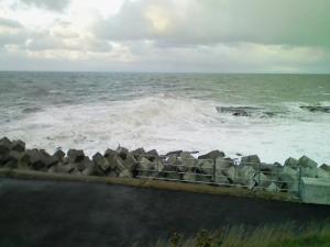 テトラ周辺は白波が