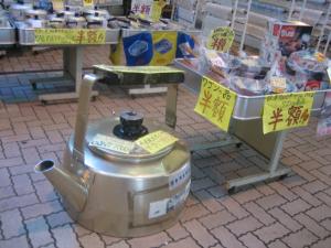 金物店の巨大やかん