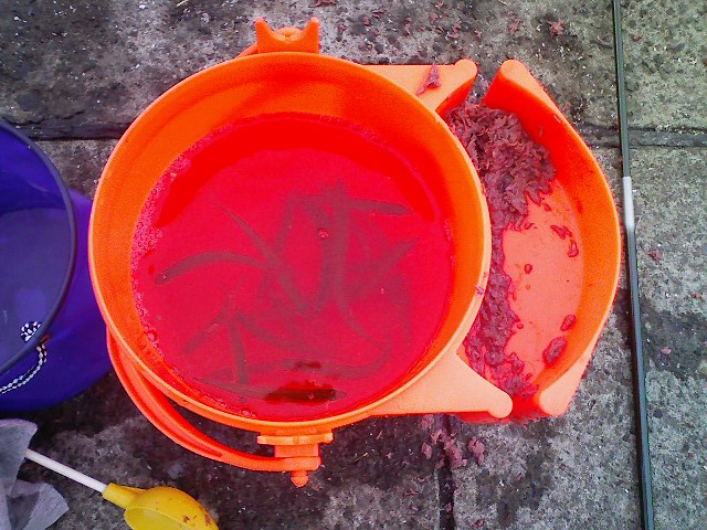 エサ付け器付きバケツ